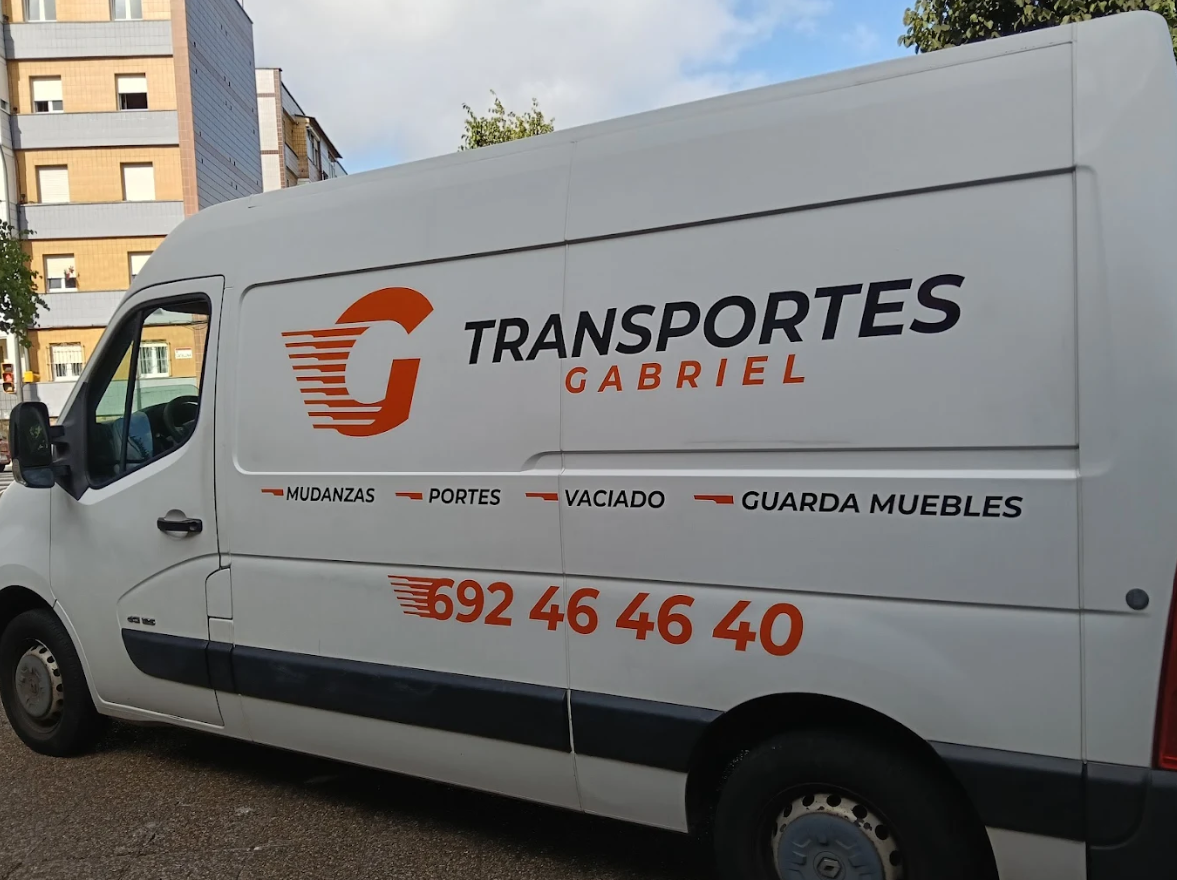 Equipo de mudanzas protegiendo muebles antes de la carga