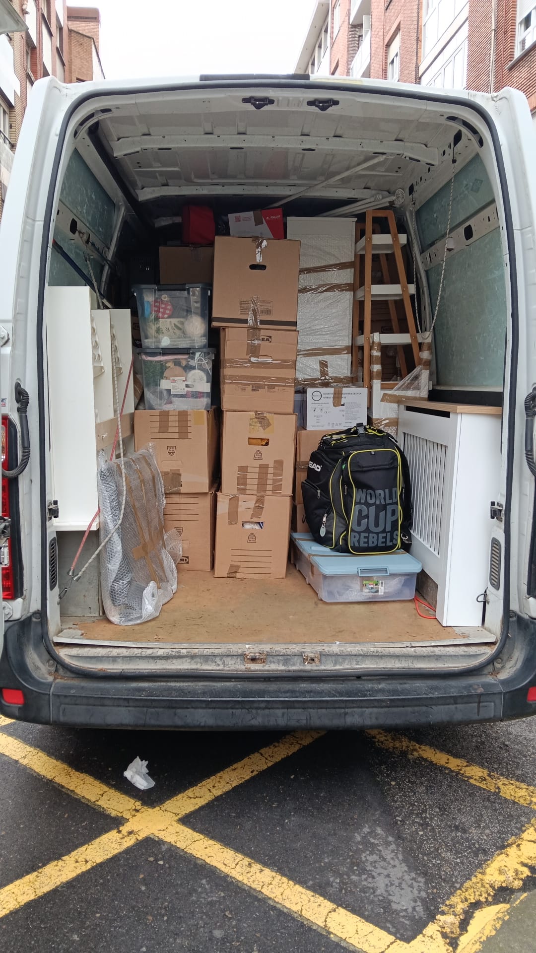 Carga muebles en furgoneta