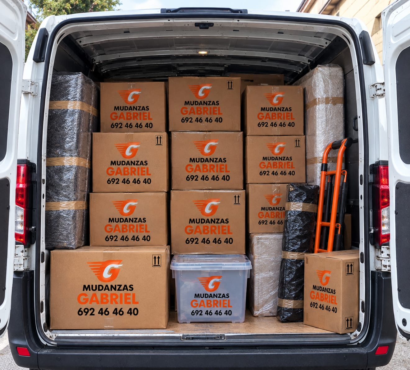 Carga muebles en furgoneta